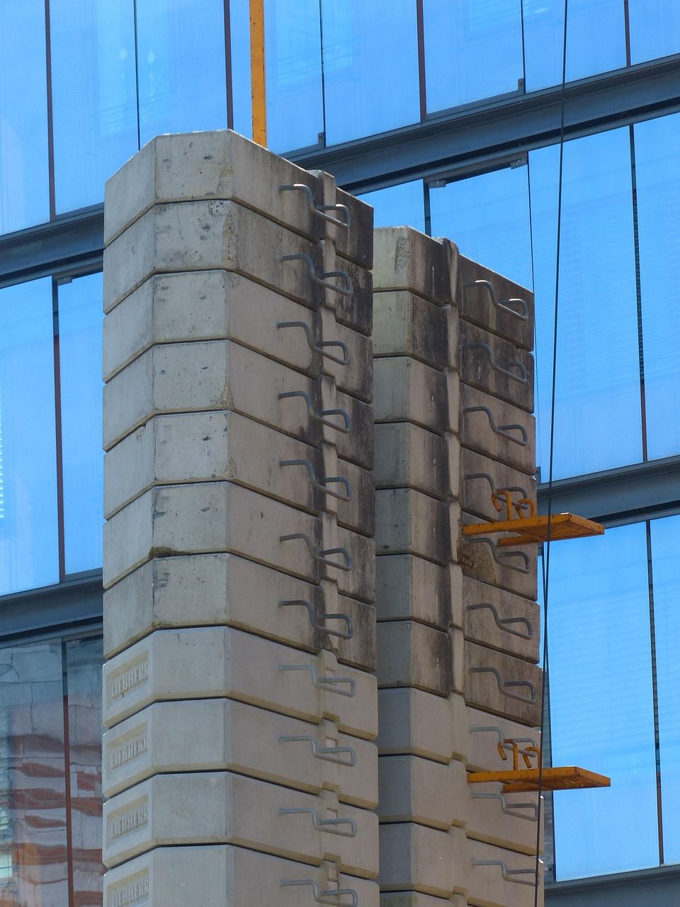 Quels sont les fondamentaux pour couler une dalle de béton parfaite ? découvrez les fondamentaux de la dalle en béton : matériaux, techniques de construction, et conseils pour une structure durable et solide.